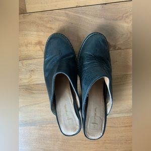 Woman’s Roper Leather Clogs